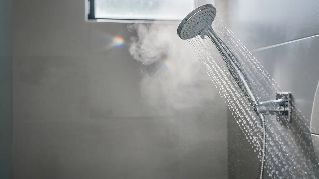 Jet d'eau puissant et aéré d'une douchette Venturi avec micro-gouttelettes en suspension dans l'air